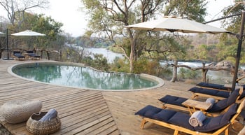 Mkulumadzi Lodge: Pool und Liegestühle