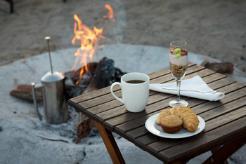 Muddy Teak Camp: Gebäck und Kaffee am Lagerfeuer