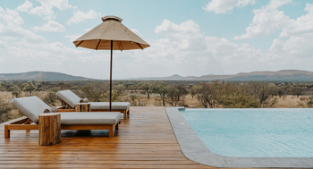 Nimali Serengeti Camp: Pool mit Sonnenliegen und Ausblick