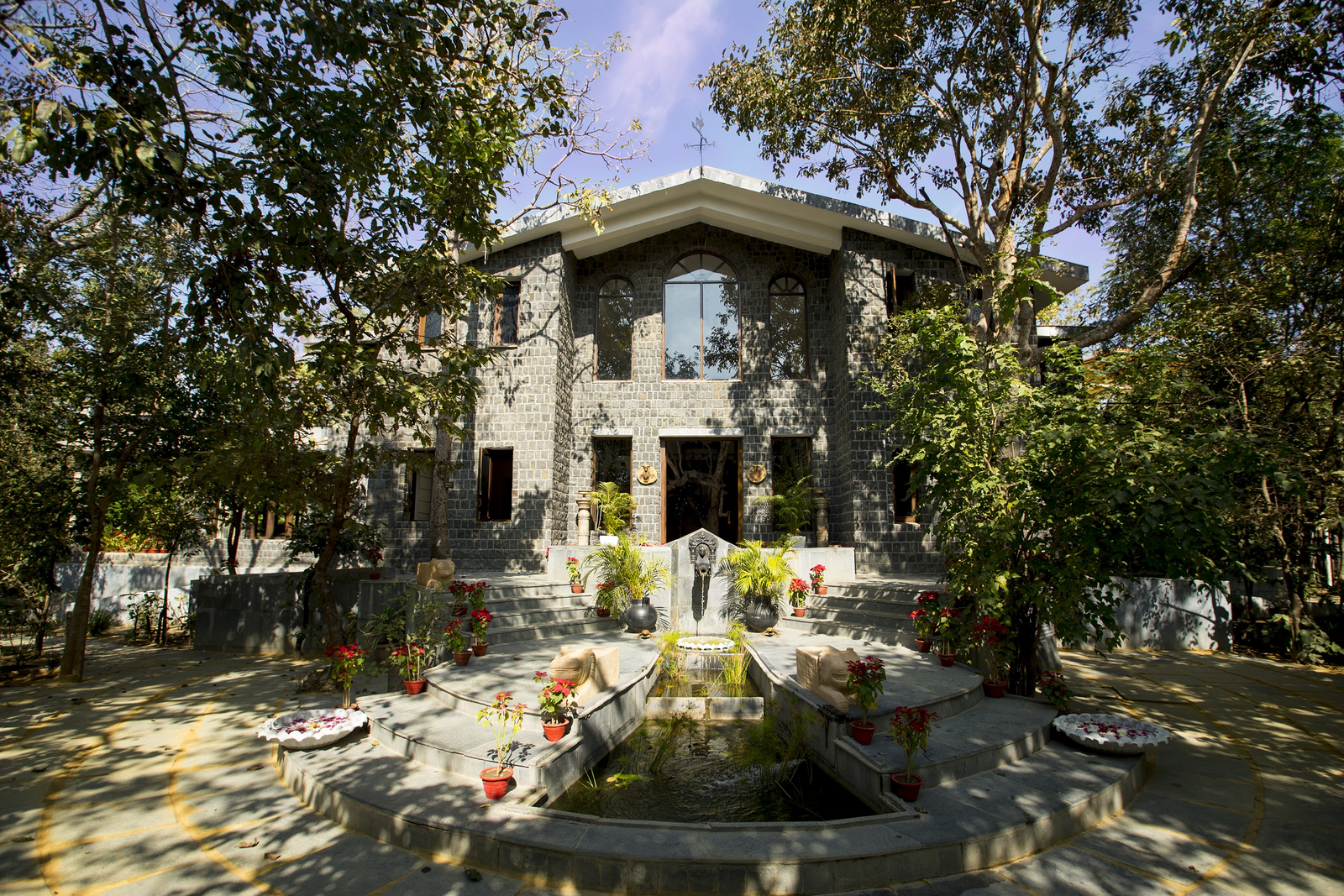 Singinawa Jungle Lodge Singinawa Jungle Lodge: Brunnen vor dem Haus