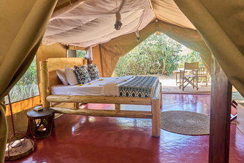 Tindiga Tented Camp: Kingsize-Bett unter weichem Stoffbaldachin