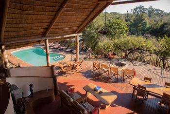 Tongole Wilderness Lodge: Pool und Deck