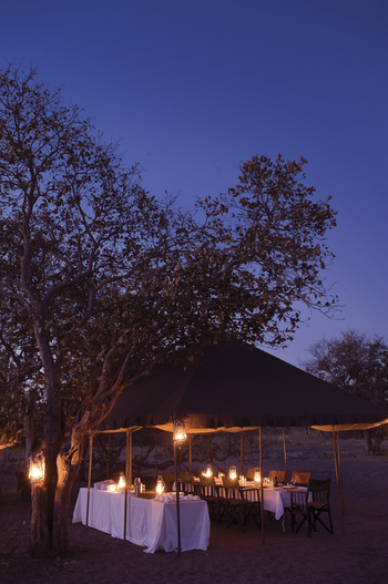 andBeyond Chobe under Canvas: Dinner bei Laternenlicht