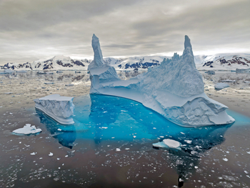 Antarktis: Geformter Eisberg in türkisem Gletscherwasser