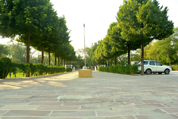 Chandela: Eingang und Außenansichten