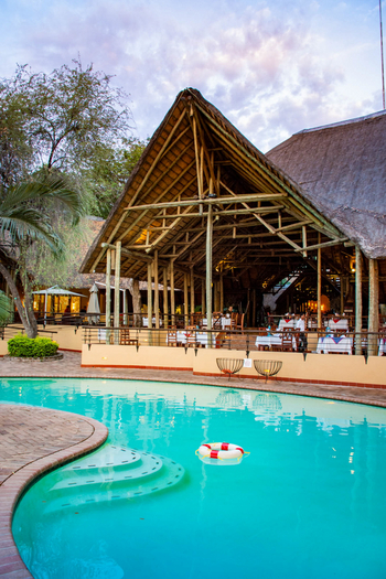 Chobe Safari Lodge: Pool vor der Lodge
