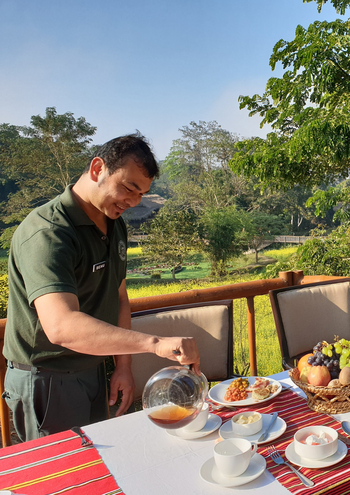 Diphlu River Lodge: Frühstück mit Blick auf ein Senffeld