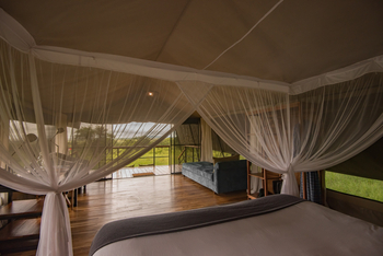 Dunia Camp: Doppelbett mit Moskitonetz