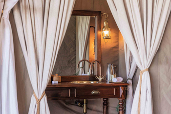 Elewana Little Elephant Pepper Camp: Badezimmer mit Messingbecken