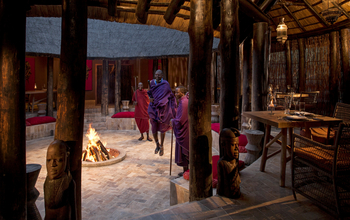 Four Seasons Safari Lodge: Hochsprung im Innenhof