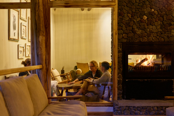 Koroi Forest Camp: Hauptbereich mit Kamin