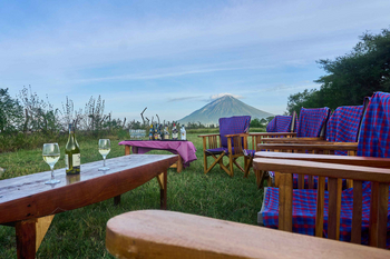 Lake Natron Tented Camp: Bergblick mit Wein und Maasai-Stoffen