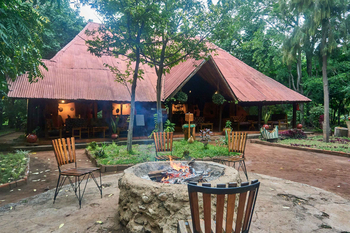 Migunga Tented Camp: Feuerstelle mit offenen Safarilounge-Charakter
