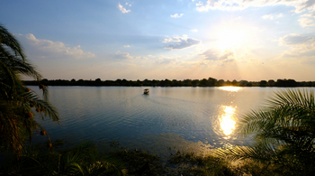 Mukambi Safari Lodge: Boot auf dem Wasser