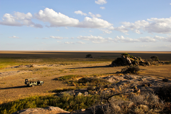 Namiri Plains Camp: Kopjes in der Landschaft