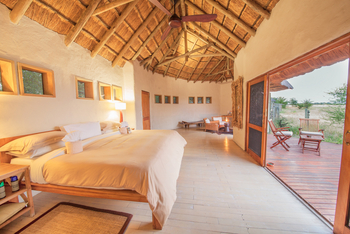 Nxai Pan Camp: Chalet mit Schiebetür