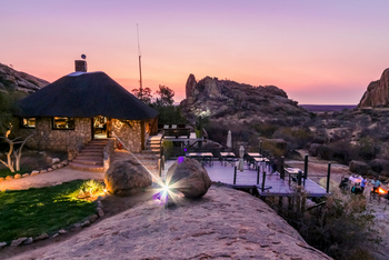 Ondudu Safari Lodge Ondudu Safari Lodge: Hauptgebäude und Terrasse