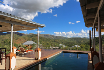 River Crossing Lodge: Poolterrasse
