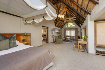 Sabi Sabi Bush Lodge: Luxuriöse Suite mit Naturbetonung und Tageslicht