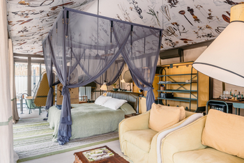 Saseka Tented Camp: Doppelbett mit Moskitonetz
