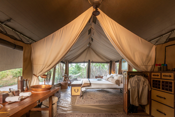 Selinda Explorers Camp Selinda Explorers Camp: Waschtisch und Bett