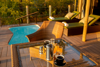 The Elephant Camp: Kaffe auf der Veranda