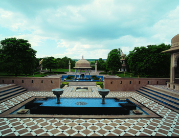 The Oberoi Rajvilas: Brunnen an der Zufahrt