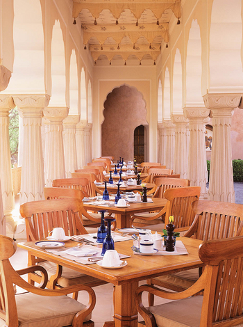 The Oberoi Rajvilas: Tische in den Kolonnaden