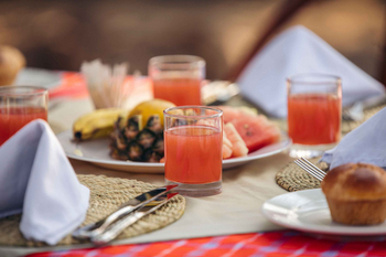 Tindiga Tented Camp: Frühstückstisch mit frischem Obst und Saft