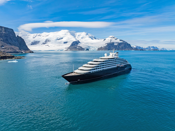 Antarktis: Gast beobachtet polare Gletscher vom Schiff