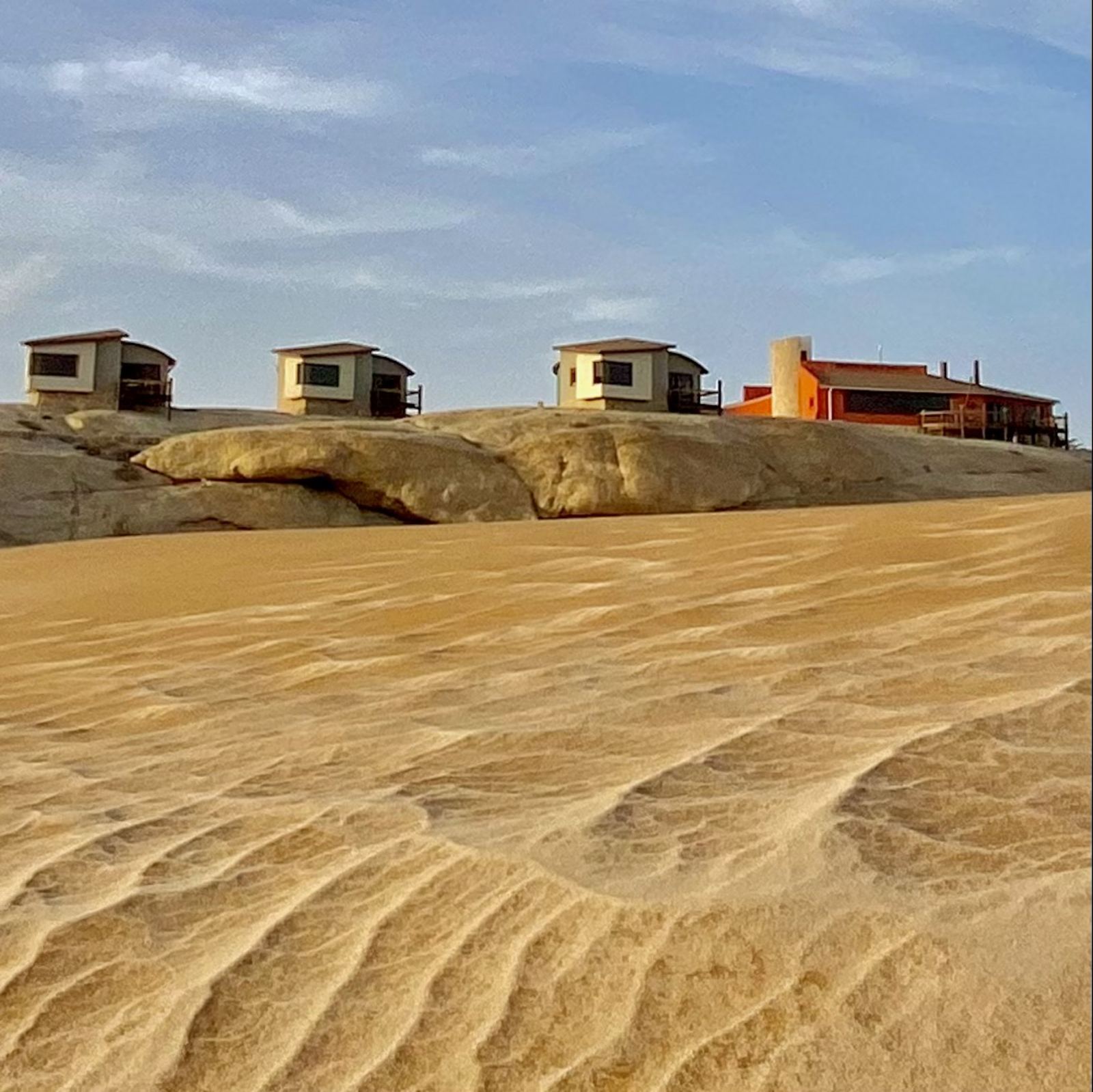 Desert Breeze Lodge Desert Breeze Lodge: Gästechalets auf Felsen