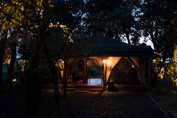 Elewana Sand River Masai Mara Camp Elewana Sand River Masai Mara Camp: Hauptzelt bei Nacht