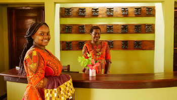 KIA Lodge: Traditioneller Empfang und Blumenarrangement
