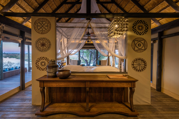 King's Pool Camp King's Pool Camp: Tisch hinter dem Bett