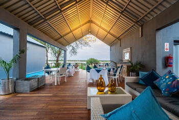 Lenyebi River Lodge: Lounge und Restaurant