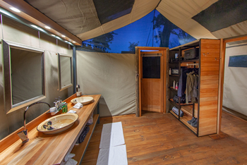 Mma Dinare Camp: Doppelwaschtisch