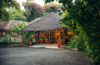 Moivaro Lodge: Eingang mit Terrakottatöpfen und Pflanzen