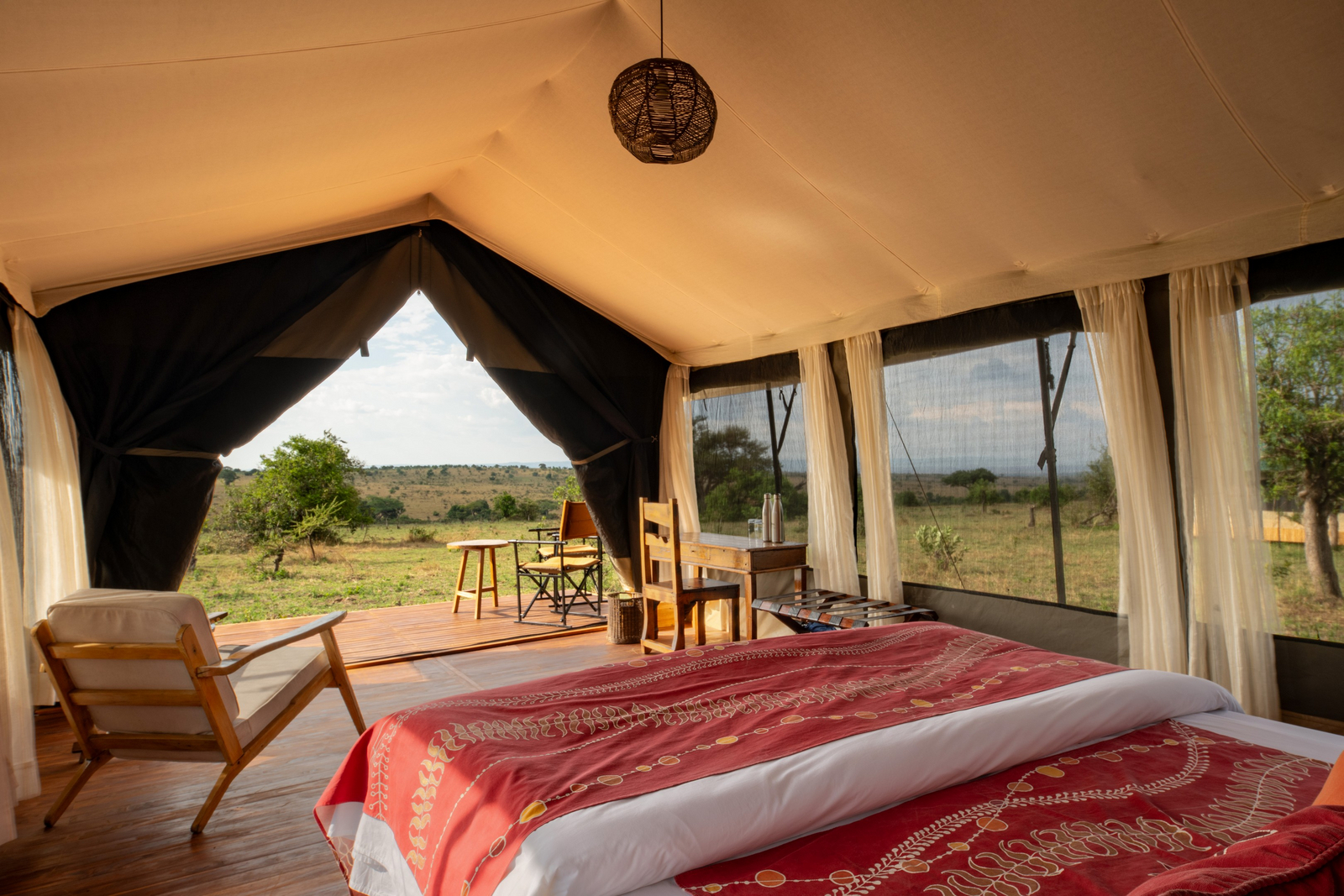 Nyikani Migration Camp Kogatende Nyikani Migration Camp Kogatende: Geöffnetes Gästezelt