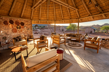 Ondjamba Hills: Lounge mit Reetdach