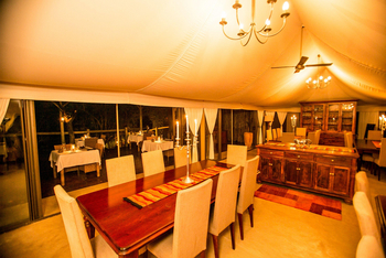 The Elephant Camp West: Esstisch