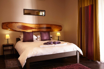 Villa Violet: Holz-Biard am Kopfende