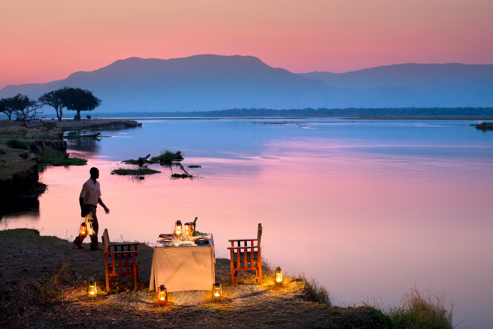 Zambezi Expeditions Zambezi Expeditions: Dinner direkt am Wasser mit Beleuchtung