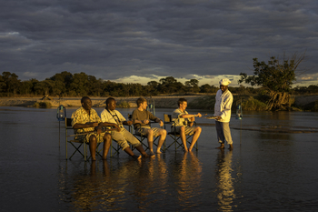Zungulila Bushcamp: Gäste beim Sundowner