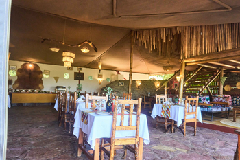 Ikoma Tented Camp: Elegante Safaridinner in natürlichem Licht