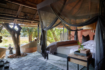 Kapamba Bushcamp: Doppelbett mit Moskitonetz