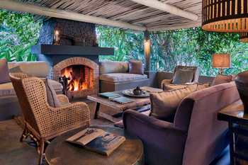 Legendary Lodge: Lounge mit Kamin und Wicker-Sesseln