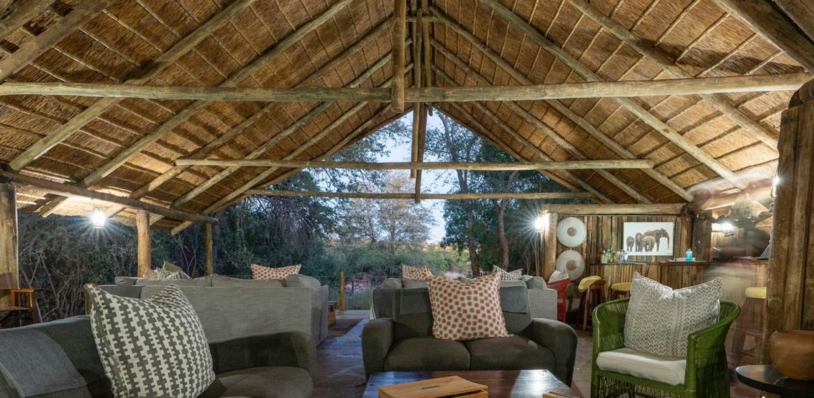 Mashatu Tent Camp Mashatu Tent Camp: Blick durch die Lounge