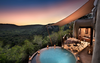andBeyond Phinda Rock Lodge: Romantisches Deck mit Whirlpool bei Sonnenuntergang