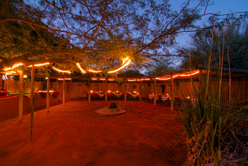 Bagatelle Kalahari Game Ranch: Restaurant mit Abendbeleuchtung