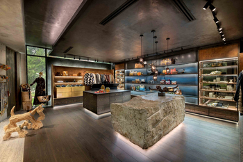 Cheetah Plains: Safari-Boutique mit roh behauenem Steintisch